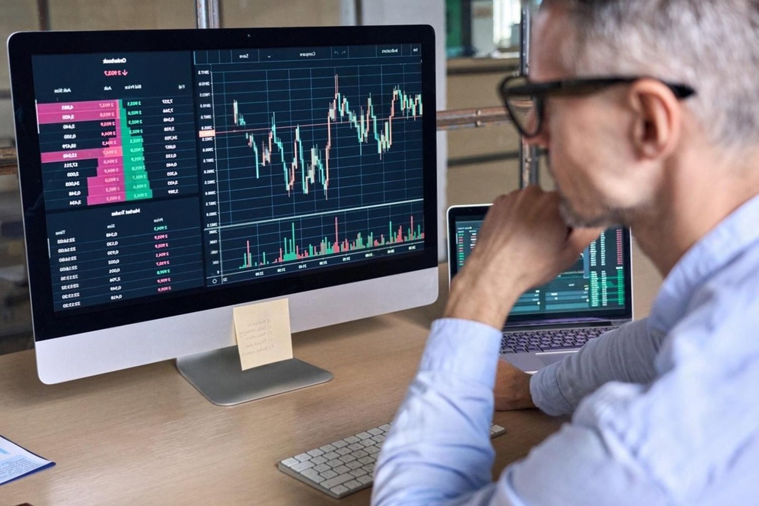 Analyst monitoring transaction data on screen as part of ongoing AML due diligence in the UAE